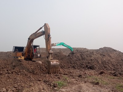 শ্রীনগরে আড়িয়াল বিলের কৃষি জমির মাটি লুট ওভারলোডিংয়ের কারণে নষ্ট করা হচ্ছে গ্রামীন রাস্তাঘাট